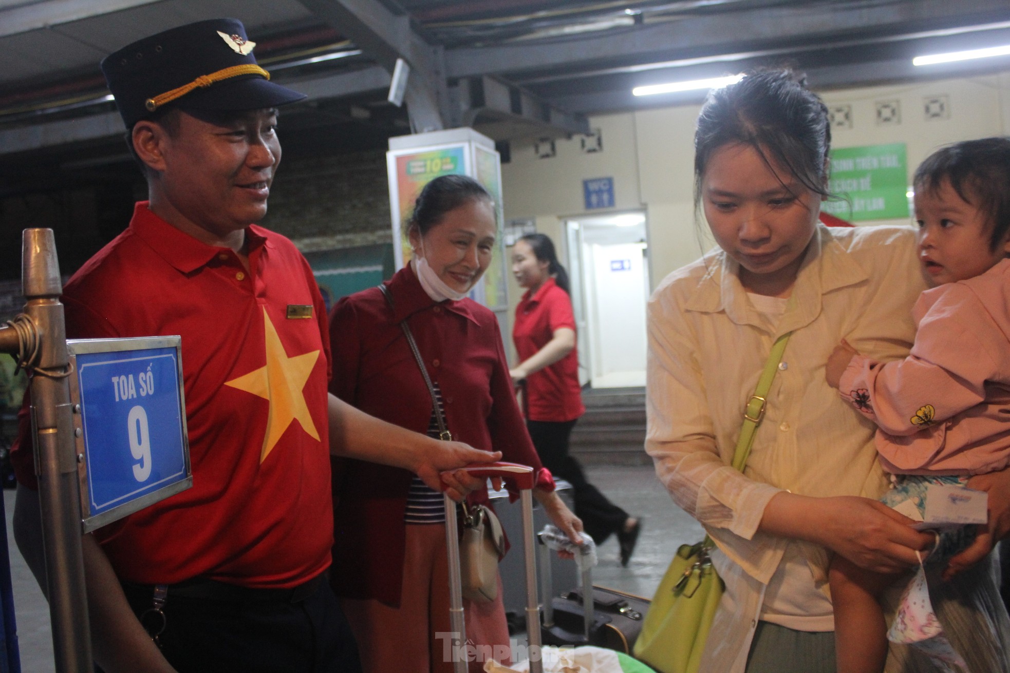 Xúc động hình ảnh đoàn tàu Thống Nhất đặc biệt nhất 50 năm rời ga Hà Nội- Ảnh 20.