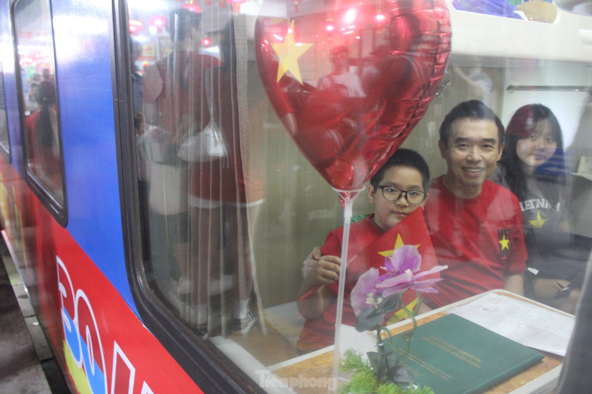 Xúc động hình ảnh đoàn tàu Thống Nhất đặc biệt nhất 50 năm rời ga Hà Nội- Ảnh 15.