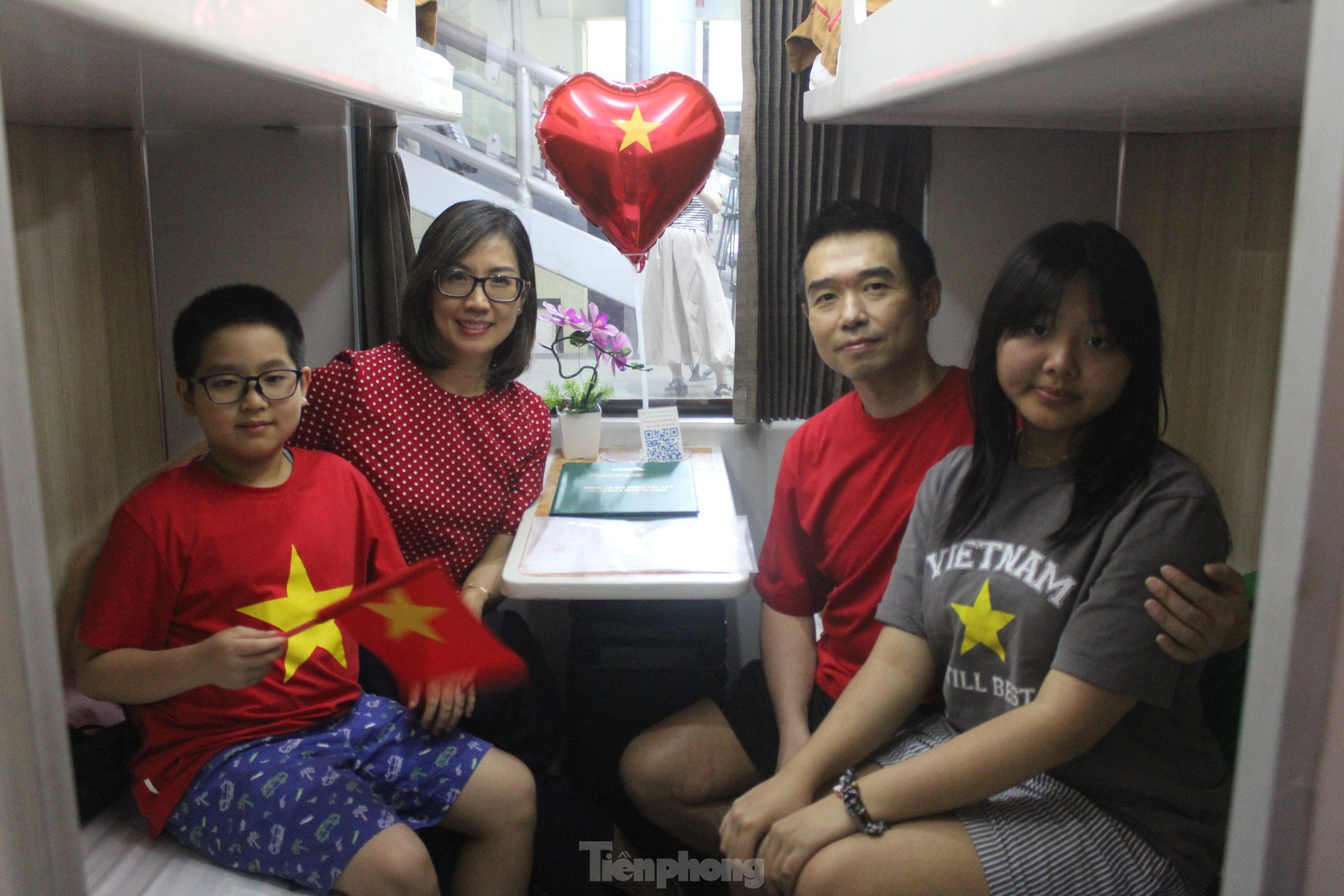 Xúc động hình ảnh đoàn tàu Thống Nhất đặc biệt nhất 50 năm rời ga Hà Nội- Ảnh 13.