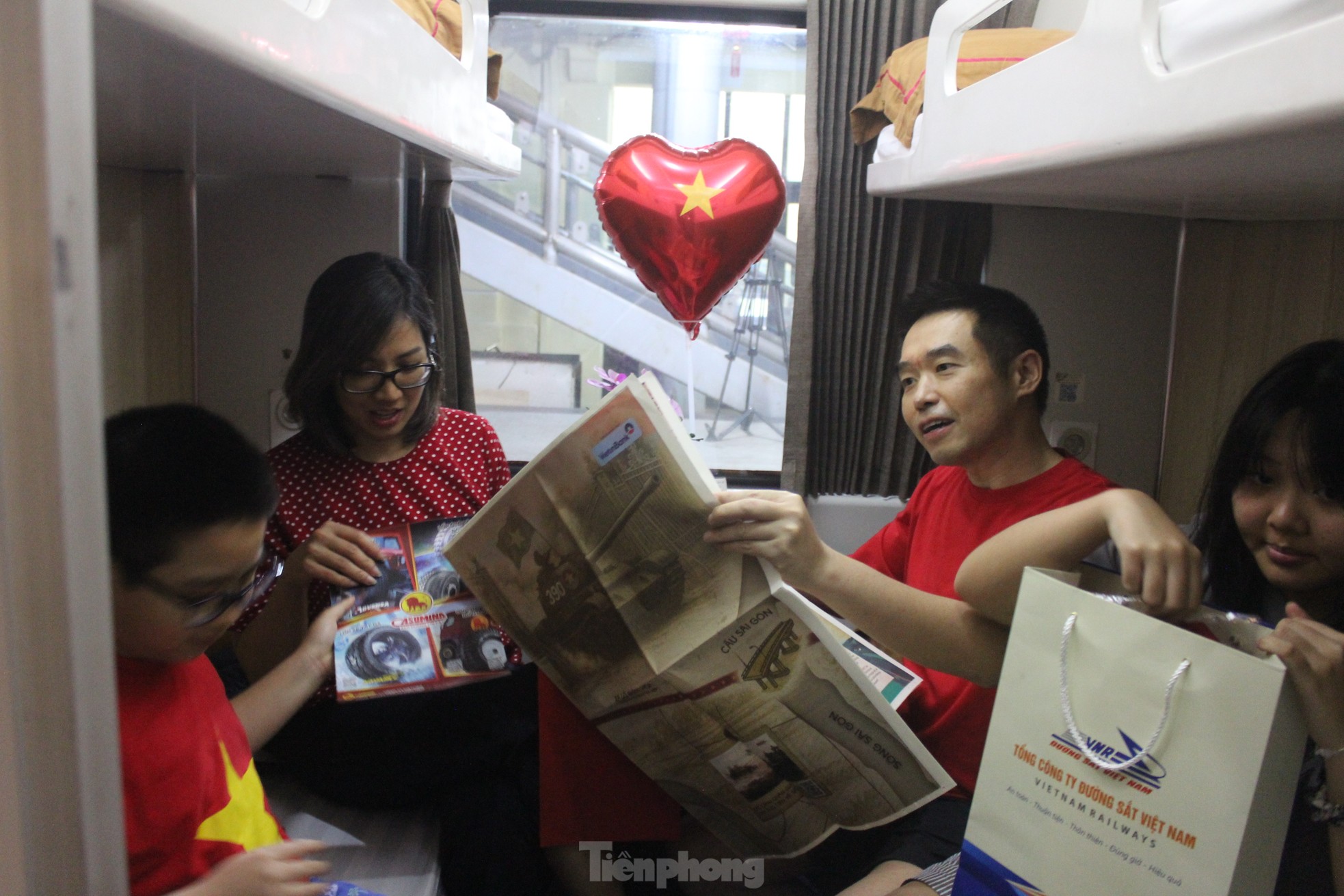 Xúc động hình ảnh đoàn tàu Thống Nhất đặc biệt nhất 50 năm rời ga Hà Nội- Ảnh 16.