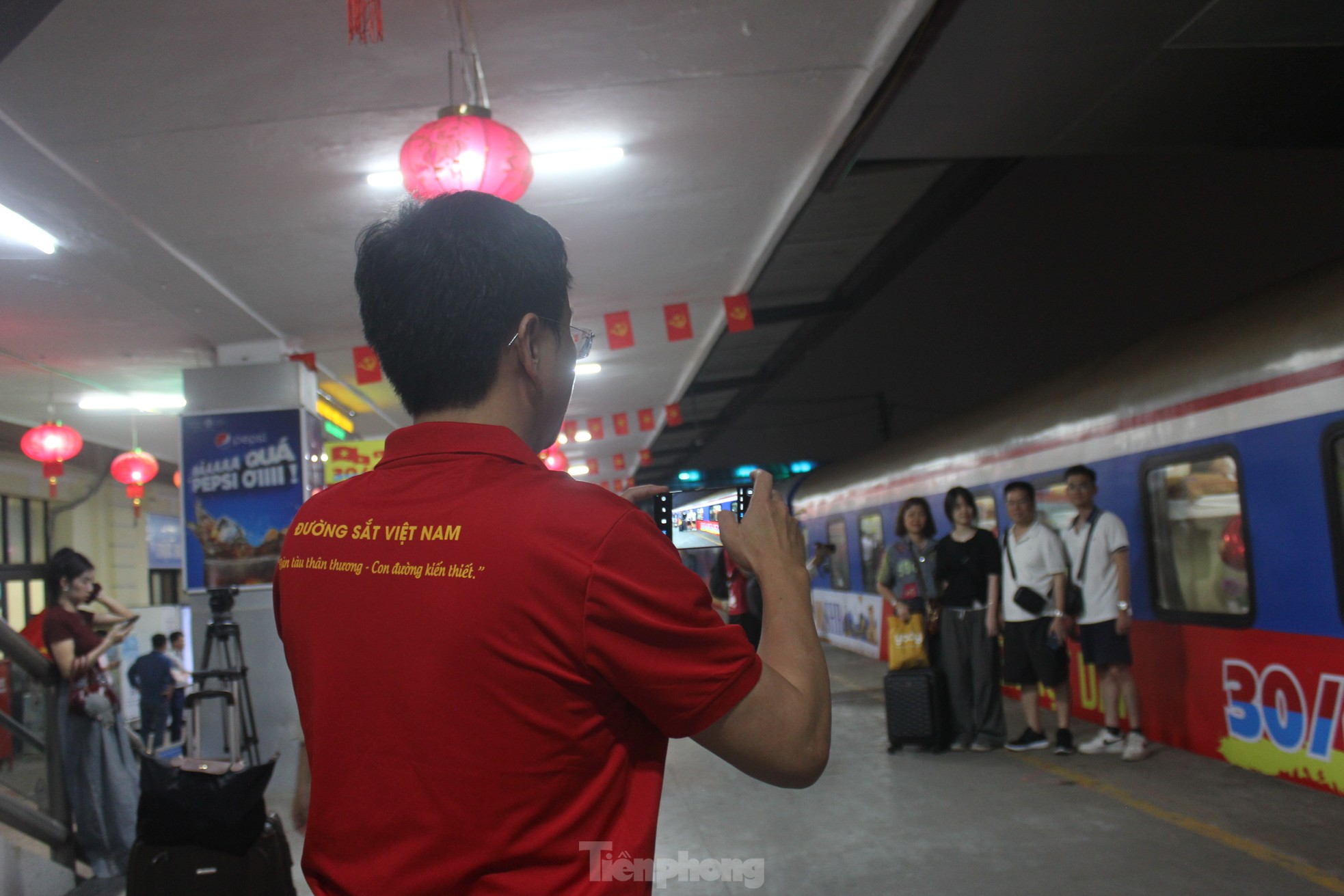 Xúc động hình ảnh đoàn tàu Thống Nhất đặc biệt nhất 50 năm rời ga Hà Nội- Ảnh 9.