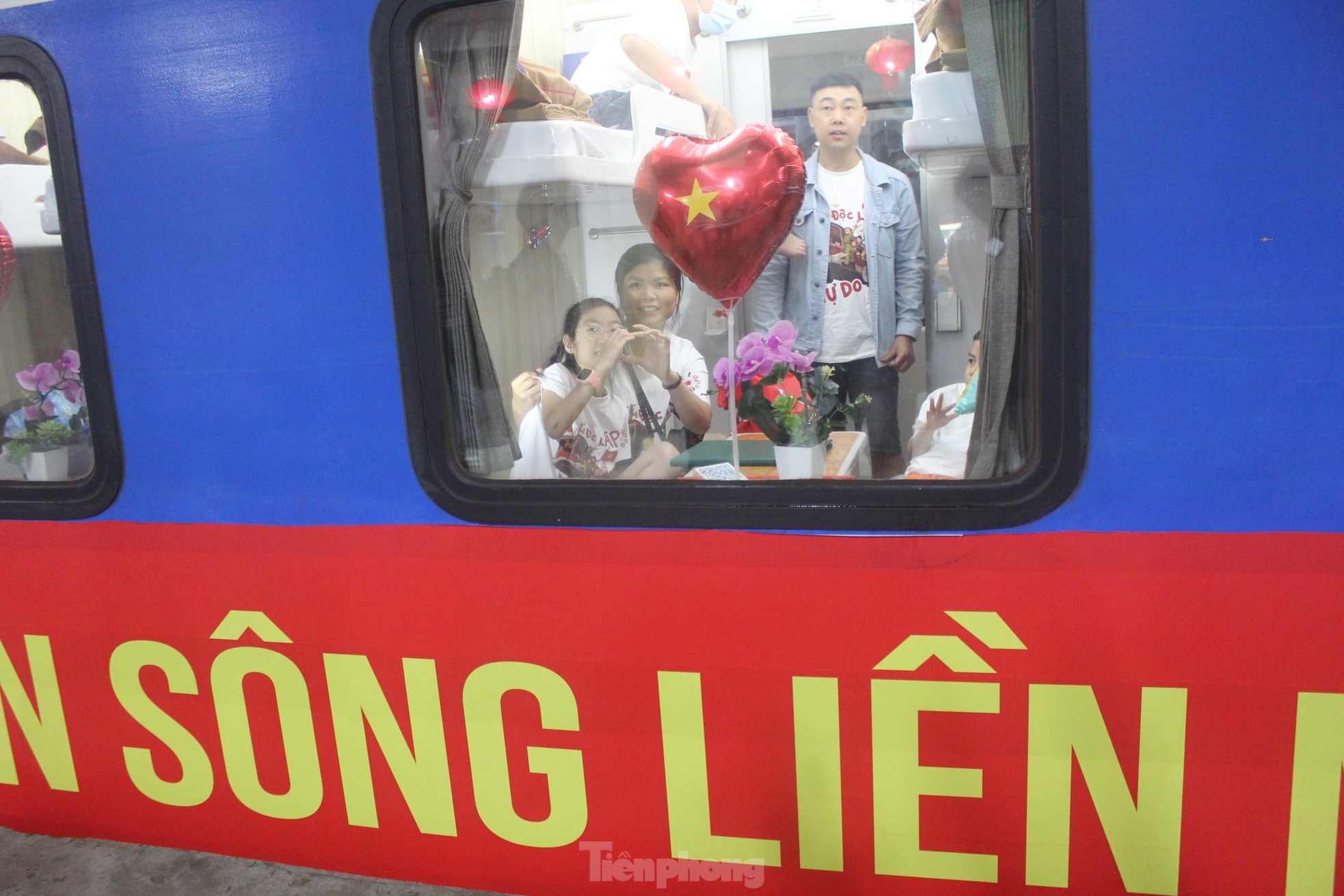 Xúc động hình ảnh đoàn tàu Thống Nhất đặc biệt nhất 50 năm rời ga Hà Nội- Ảnh 24.