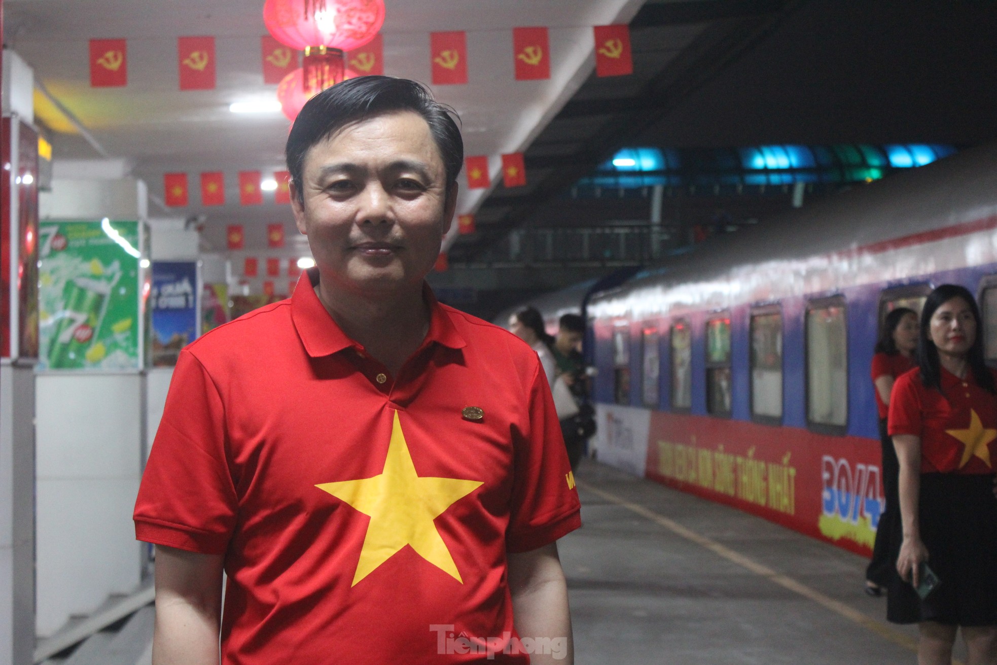 Xúc động hình ảnh đoàn tàu Thống Nhất đặc biệt nhất 50 năm rời ga Hà Nội- Ảnh 4.