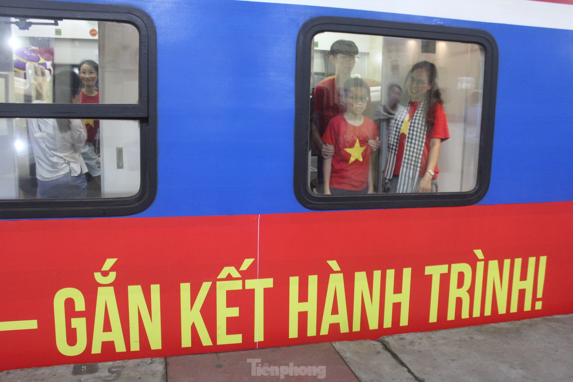 Xúc động hình ảnh đoàn tàu Thống Nhất đặc biệt nhất 50 năm rời ga Hà Nội- Ảnh 23.