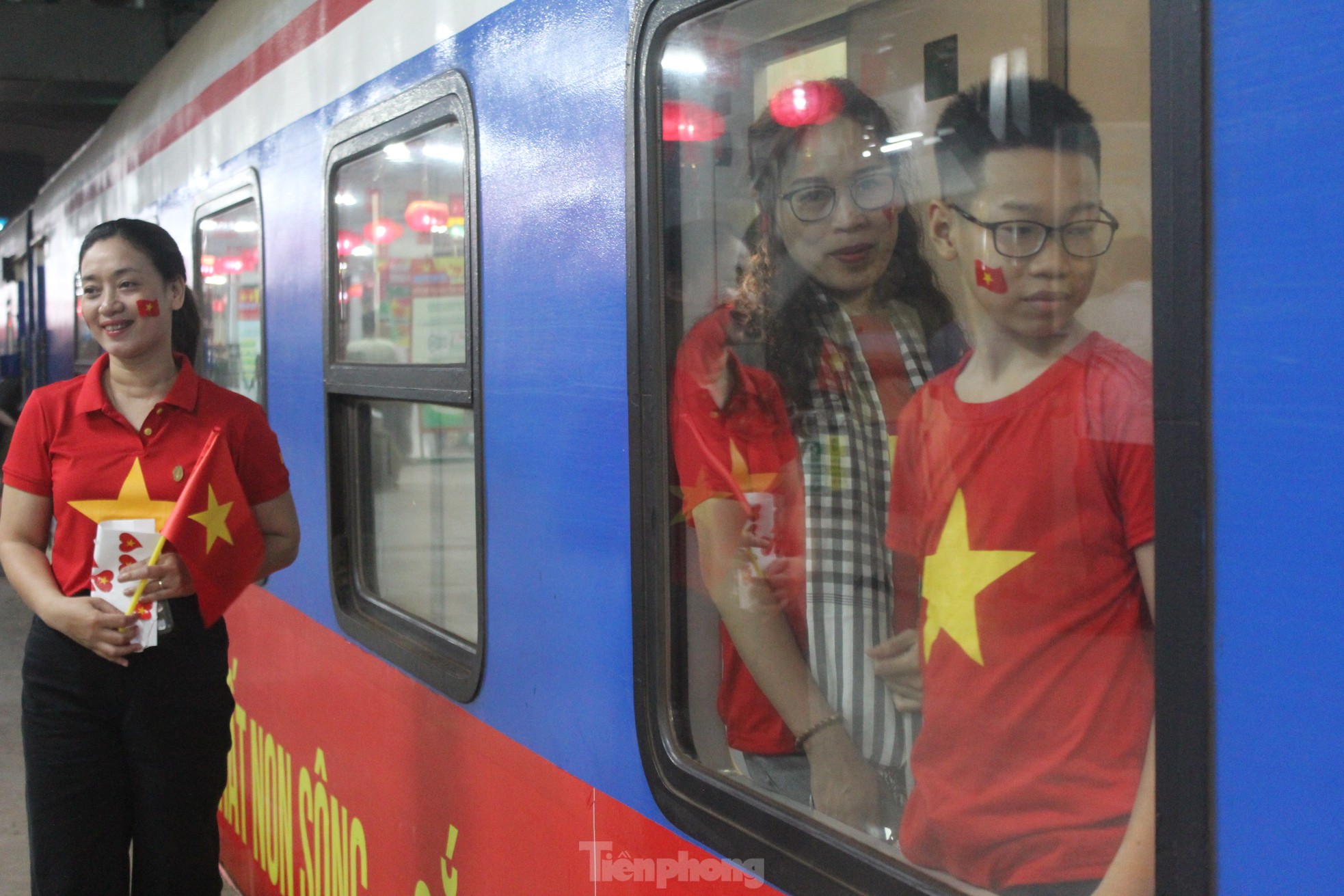 Xúc động hình ảnh đoàn tàu Thống Nhất đặc biệt nhất 50 năm rời ga Hà Nội- Ảnh 17.