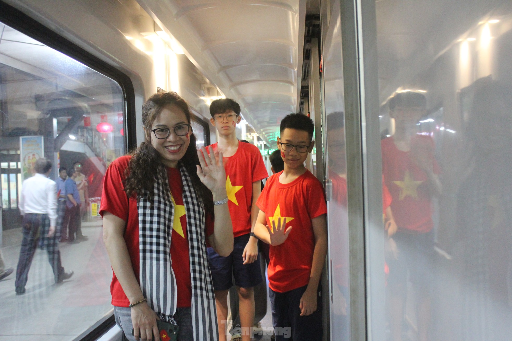 Xúc động hình ảnh đoàn tàu Thống Nhất đặc biệt nhất 50 năm rời ga Hà Nội- Ảnh 18.