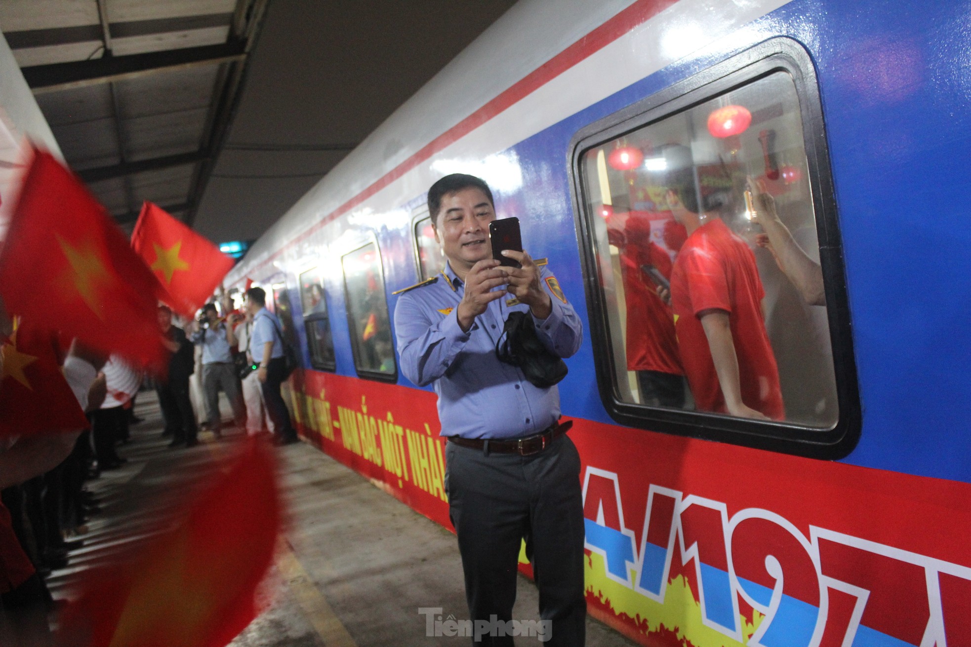 Xúc động hình ảnh đoàn tàu Thống Nhất đặc biệt nhất 50 năm rời ga Hà Nội- Ảnh 7.