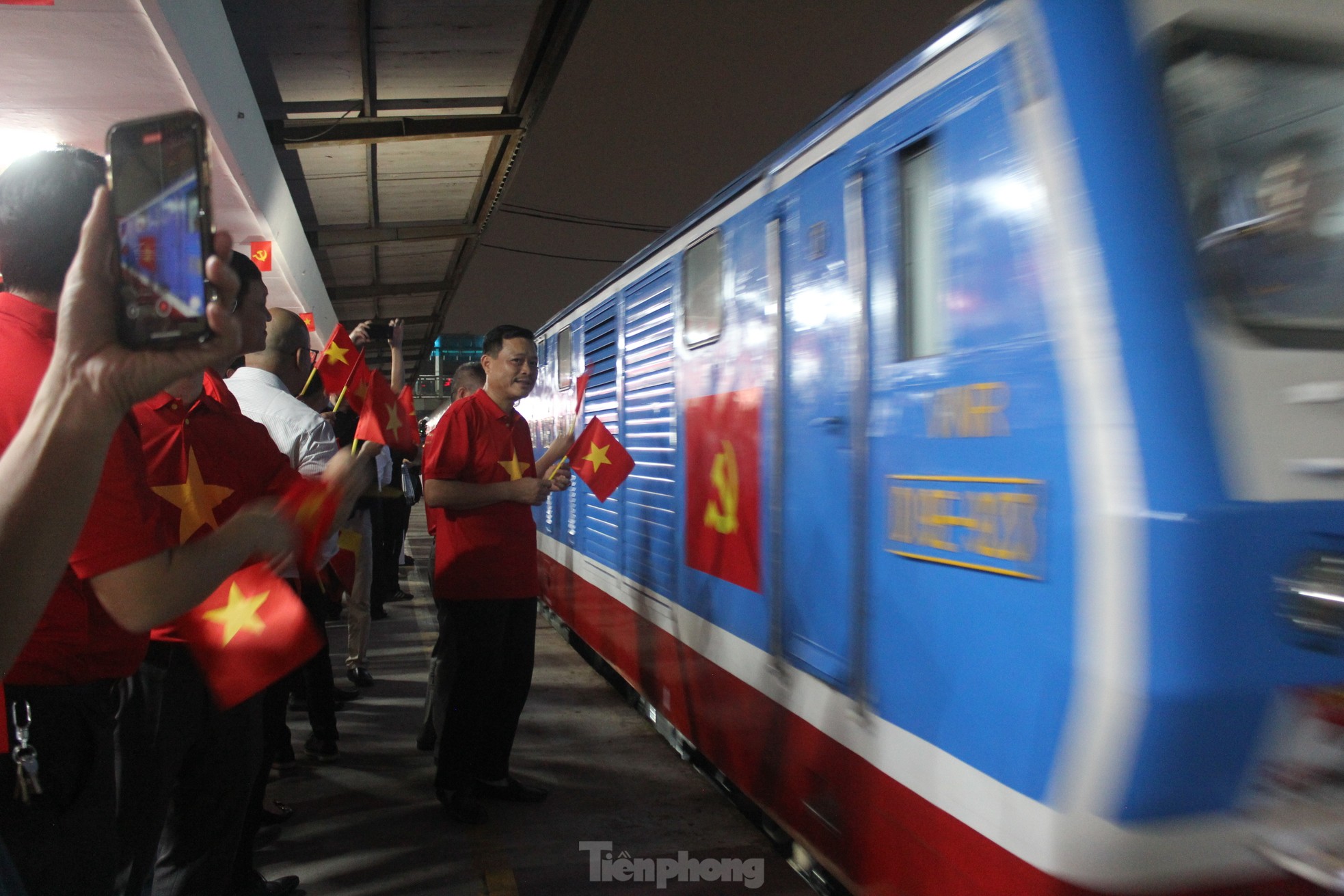 Xúc động hình ảnh đoàn tàu Thống Nhất đặc biệt nhất 50 năm rời ga Hà Nội- Ảnh 8.