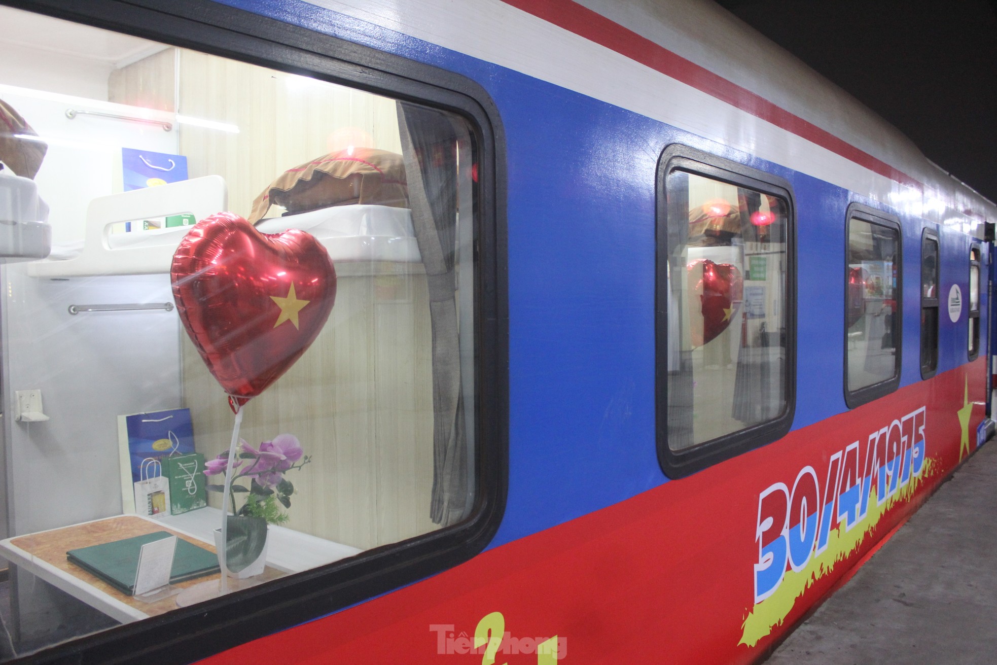 Xúc động hình ảnh đoàn tàu Thống Nhất đặc biệt nhất 50 năm rời ga Hà Nội- Ảnh 22.