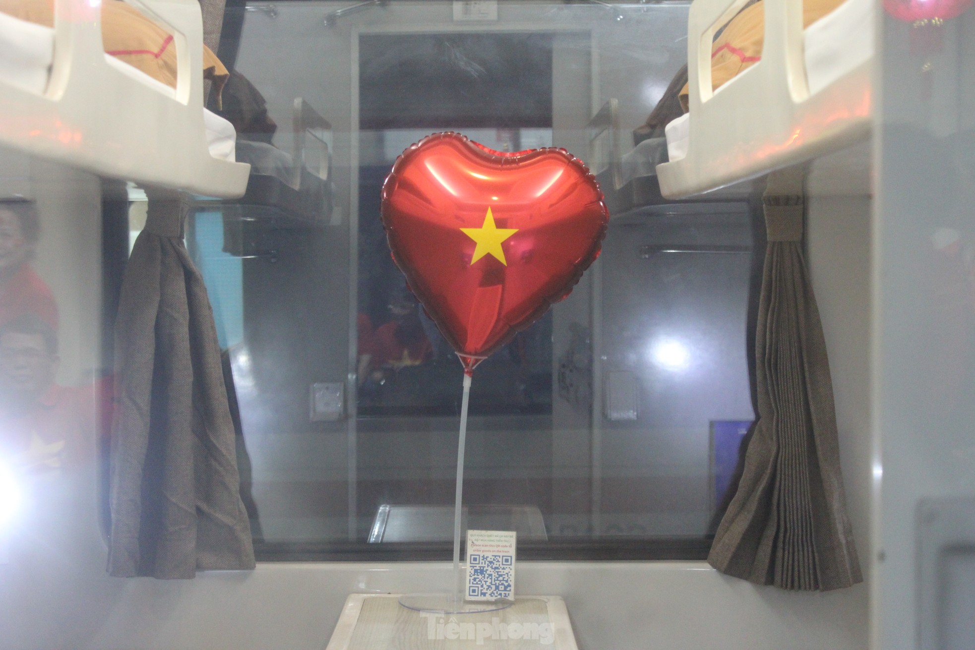 Xúc động hình ảnh đoàn tàu Thống Nhất đặc biệt nhất 50 năm rời ga Hà Nội- Ảnh 10.