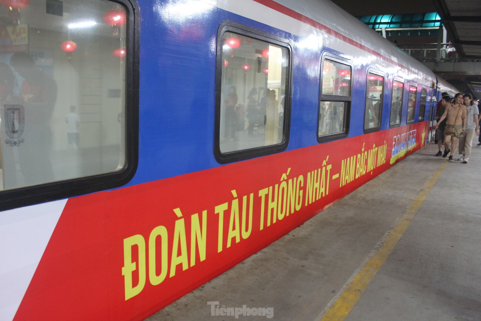 Xúc động hình ảnh đoàn tàu Thống Nhất đặc biệt nhất 50 năm rời ga Hà Nội- Ảnh 5.