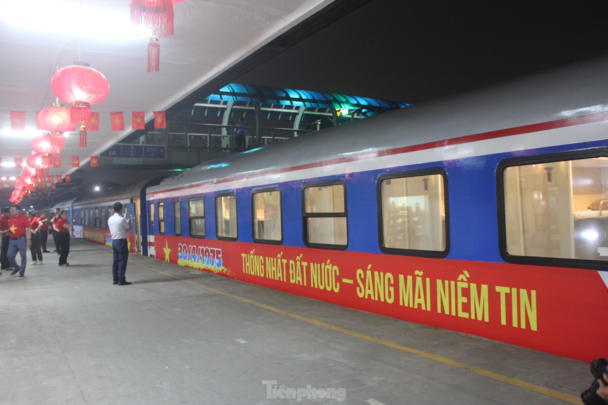 Xúc động hình ảnh đoàn tàu Thống Nhất đặc biệt nhất 50 năm rời ga Hà Nội- Ảnh 6.