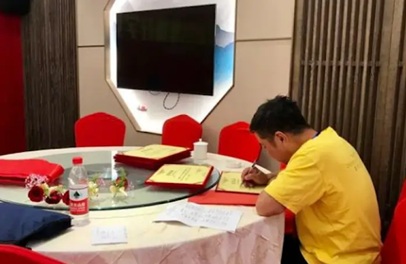 Mừng con đỗ đại học, người đàn ông mở 40 mâm cỗ nhưng chỉ 6 người có mặt: Chẳng dám trách, còn phải vội đi xin lỗi- Ảnh 1. Mừng con đỗ đại học, người đàn ông mở 40 mâm cỗ nhưng chỉ 6 người có mặt: Chẳng dám trách, còn phải vội đi xin lỗi- Ảnh 1.