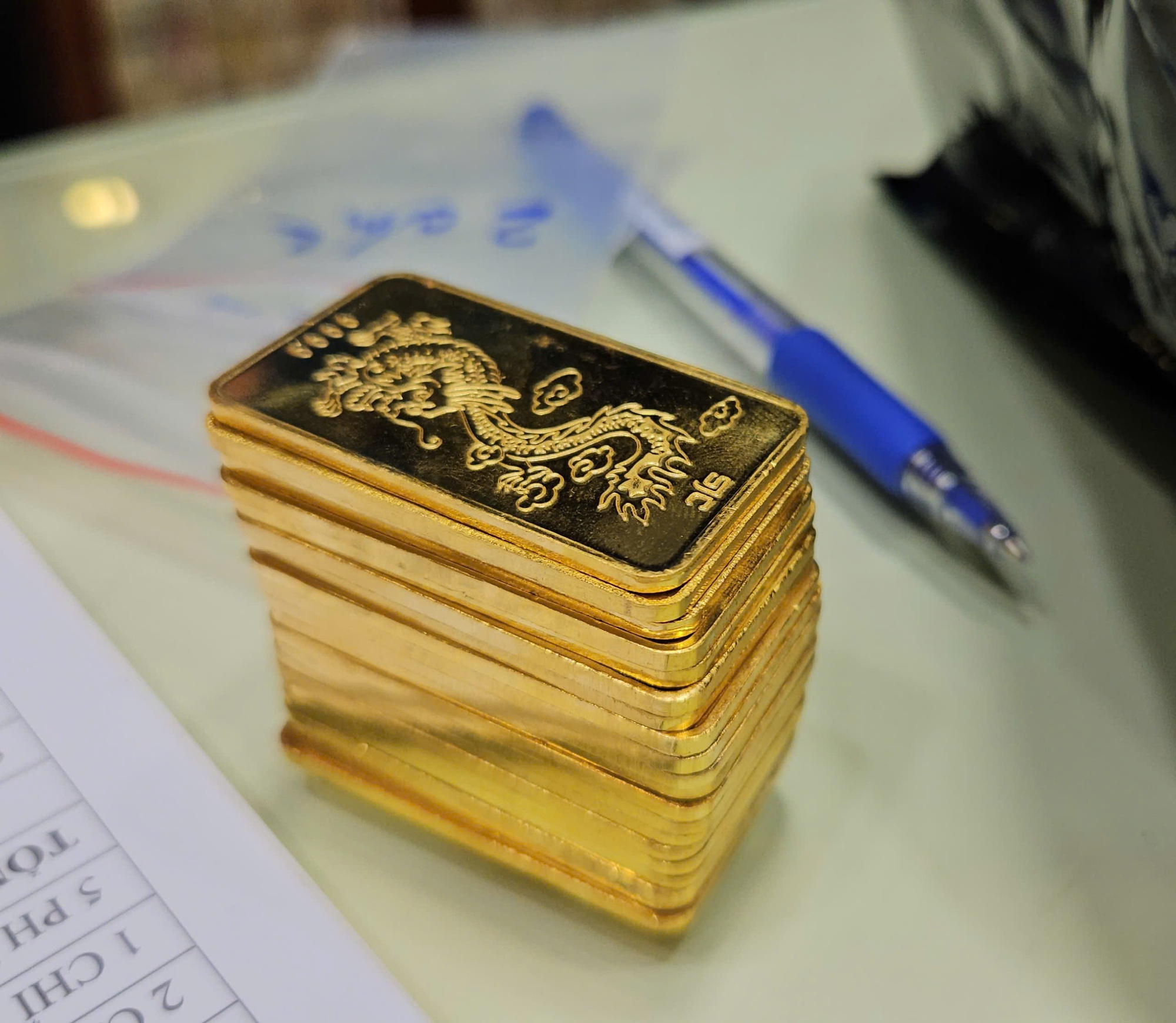 Giá vàng miếng SJC và vàng nhẫn "diễn biến lạ" so với giá vàng thế giới- Ảnh 1. Giá vàng miếng SJC và vàng nhẫn "diễn biến lạ" so với giá vàng thế giới- Ảnh 1.