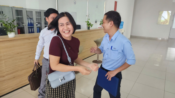 Chủ nhân tờ vé số trúng giải đặc biệt bị rách nhận tiền trúng thưởng- Ảnh 1. Chủ nhân tờ vé số trúng giải đặc biệt bị rách nhận tiền trúng thưởng- Ảnh 1.