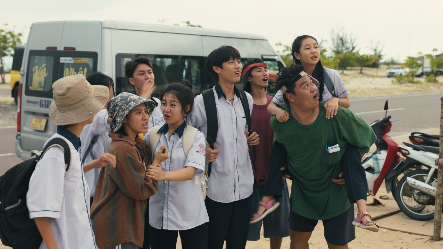 Lật Mặt 8 thống trị phòng vé ngày đầu công chiếu, doanh thu bỏ xa 24 đối thủ cộng lại- Ảnh 5.