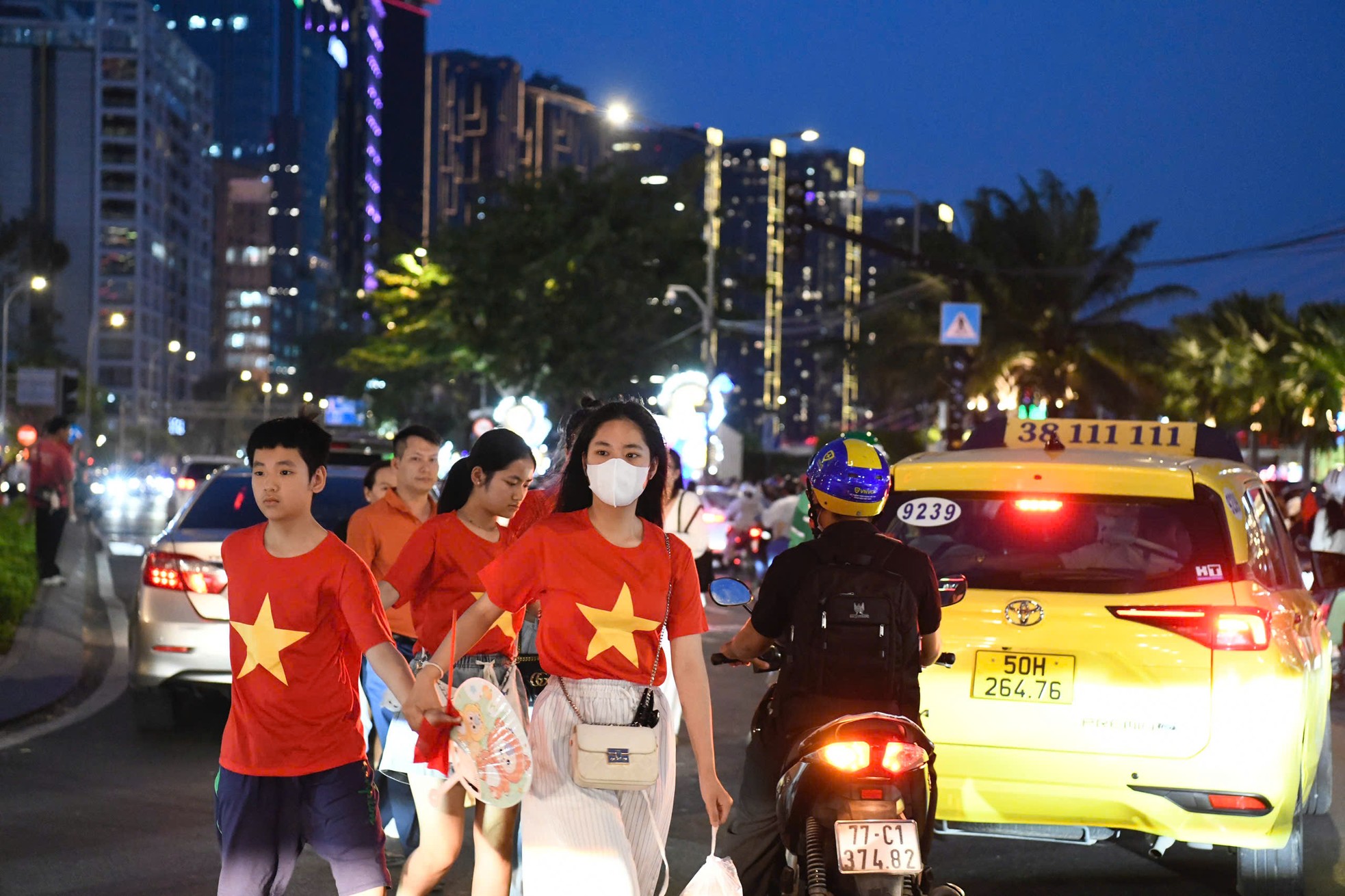 Cảnh tượng náo nhiệt chưa từng có ở phố đi bộ Nguyễn Huệ, bến Bạch Đằng chờ đại lễ 30/4- Ảnh 9. Cảnh tượng náo nhiệt chưa từng có ở phố đi bộ Nguyễn Huệ, bến Bạch Đằng chờ đại lễ 30/4- Ảnh 9.