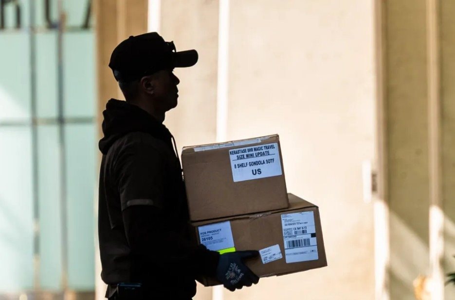Hãng logistic hàng đầu thế giới sa thải 20.000 lao động, đóng cửa 73 cơ sở tại Mỹ vì Amazon và robot- Ảnh 1.