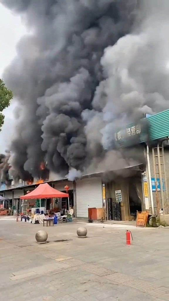 Cháy nhà hàng ở Trung Quốc, ít nhất 22 người đã thiệt mạng- Ảnh 3. Cháy nhà hàng ở Trung Quốc, ít nhất 22 người đã thiệt mạng- Ảnh 3.
