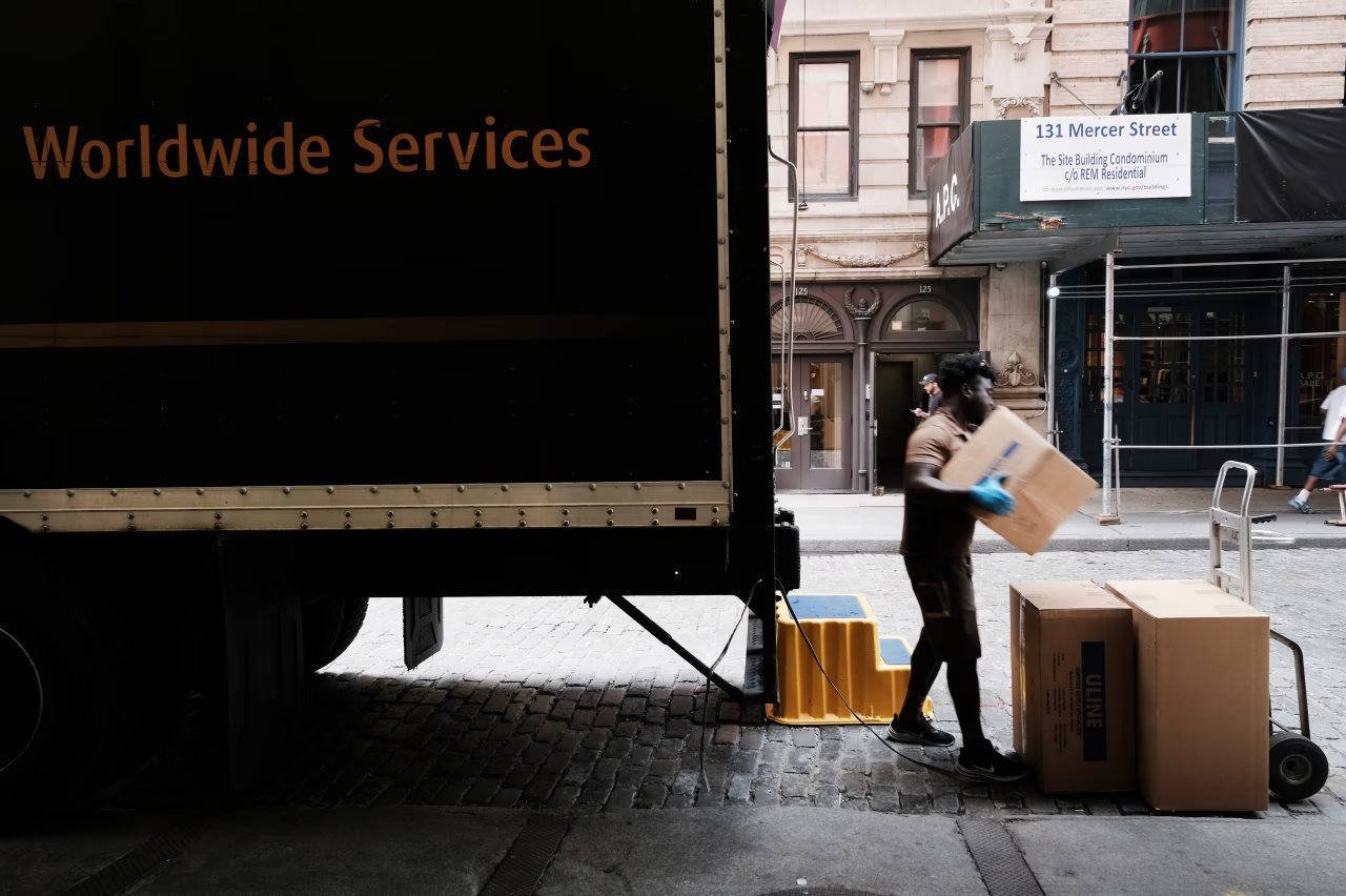 Hãng logistic hàng đầu thế giới sa thải 20.000 lao động, đóng cửa 73 cơ sở tại Mỹ vì Amazon và robot- Ảnh 3.