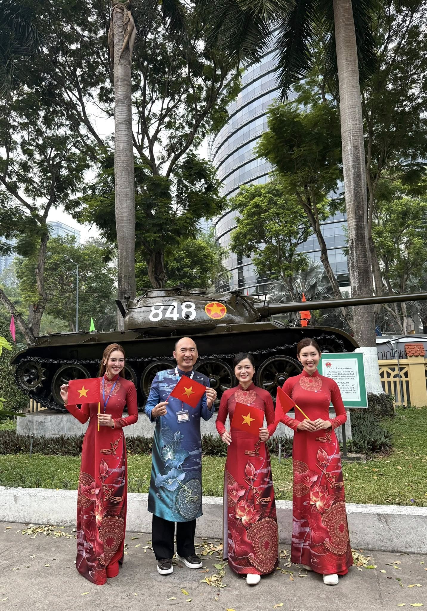 Đại lễ 30/4: Lan Ngọc, Tiểu Vy và dàn sao Việt tự hào tham gia diễu hành, Hoà Minzy đưa con trai "cắm trại" ngay từ khuya- Ảnh 16. Đại lễ 30/4: Lan Ngọc, Tiểu Vy và dàn sao Việt tự hào tham gia diễu hành, Hoà Minzy đưa con trai "cắm trại" ngay từ khuya- Ảnh 16.