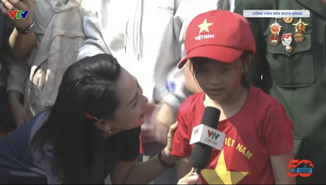 Nữ BTV có pha xử lý cực tinh tế khi phỏng vấn em bé trên sóng trực tiếp sau lễ diễu binh, diễu hành 30/4- Ảnh 3.