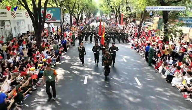 Nữ BTV có pha xử lý cực tinh tế khi phỏng vấn em bé trên sóng trực tiếp sau lễ diễu binh, diễu hành 30/4- Ảnh 2.