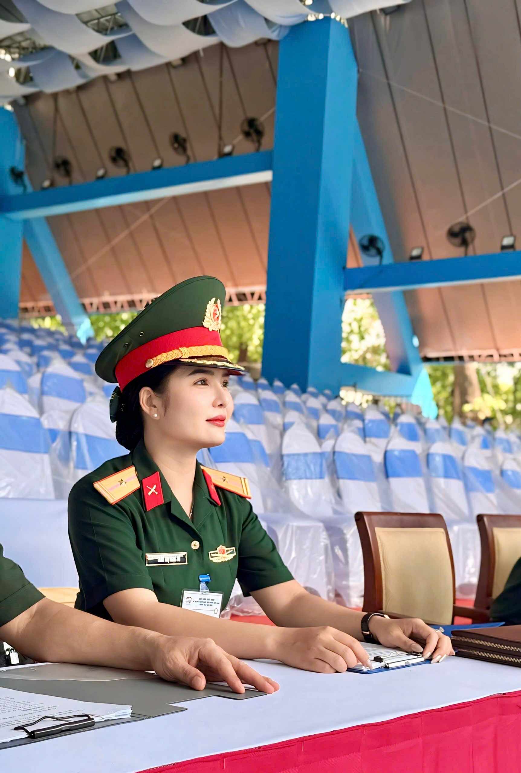 Giọng đọc nữ “chạm trái tim” tại lễ diễu binh, diễu hành 30/4: Xinh như Hoa hậu, 33 tuổi đã là Thiếu tá- Ảnh 2.