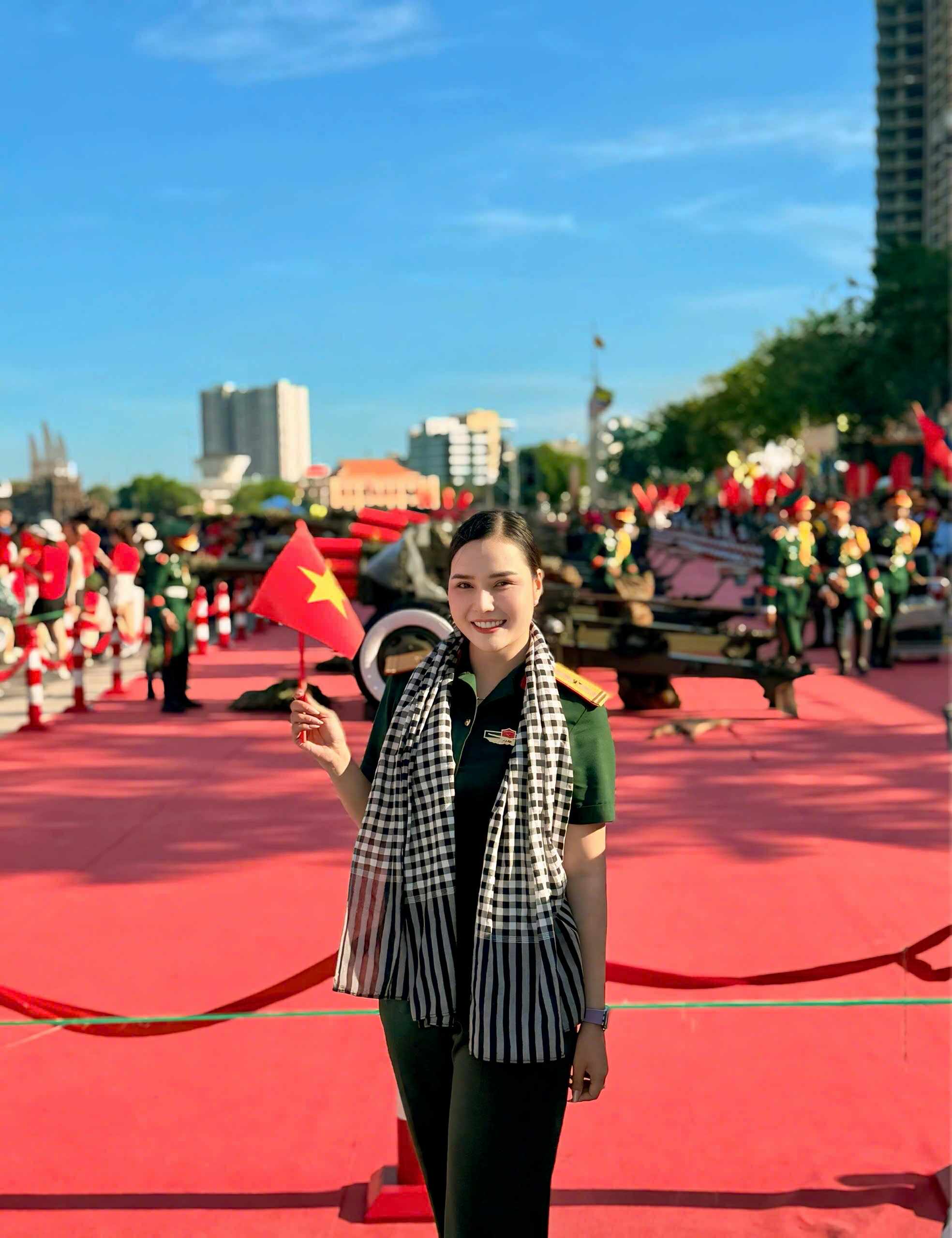 Giọng đọc nữ “chạm trái tim” tại lễ diễu binh, diễu hành 30/4: Xinh như Hoa hậu, 33 tuổi đã là Thiếu tá- Ảnh 7.