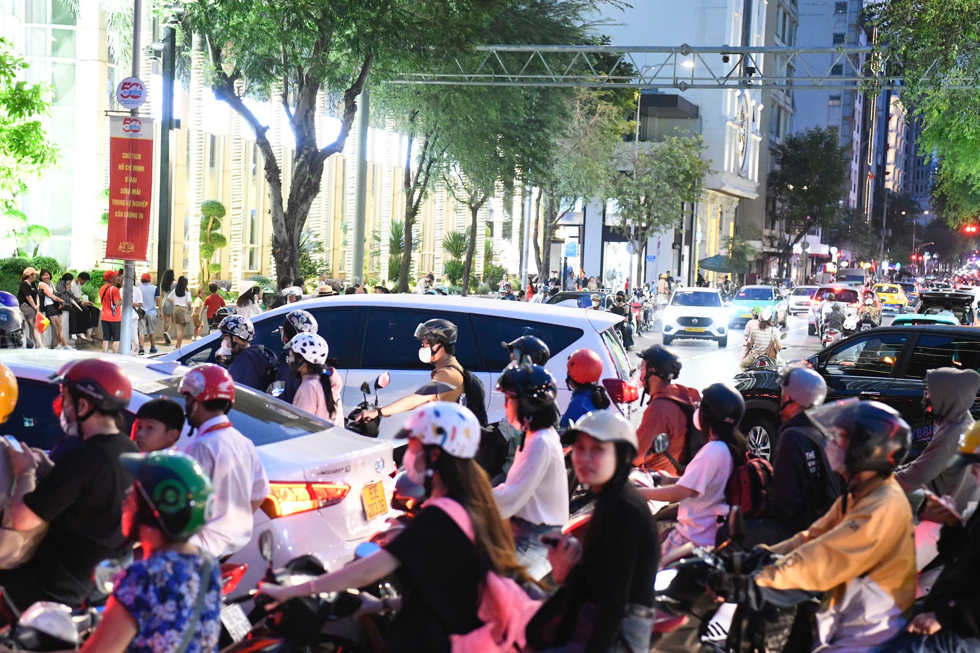 Cảnh tượng náo nhiệt chưa từng có ở phố đi bộ Nguyễn Huệ, bến Bạch Đằng chờ đại lễ 30/4- Ảnh 6. Cảnh tượng náo nhiệt chưa từng có ở phố đi bộ Nguyễn Huệ, bến Bạch Đằng chờ đại lễ 30/4- Ảnh 6.
