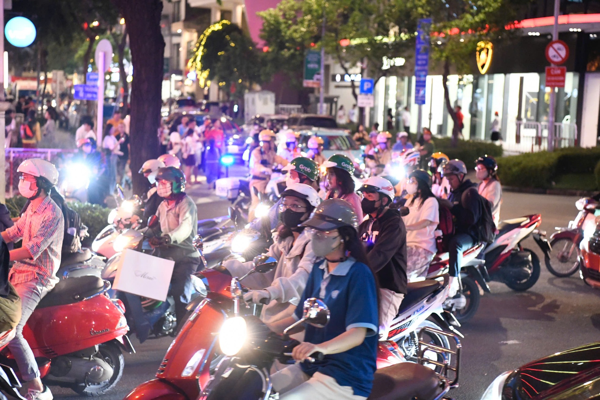 Cảnh tượng náo nhiệt chưa từng có ở phố đi bộ Nguyễn Huệ, bến Bạch Đằng chờ đại lễ 30/4- Ảnh 5. Cảnh tượng náo nhiệt chưa từng có ở phố đi bộ Nguyễn Huệ, bến Bạch Đằng chờ đại lễ 30/4- Ảnh 5.