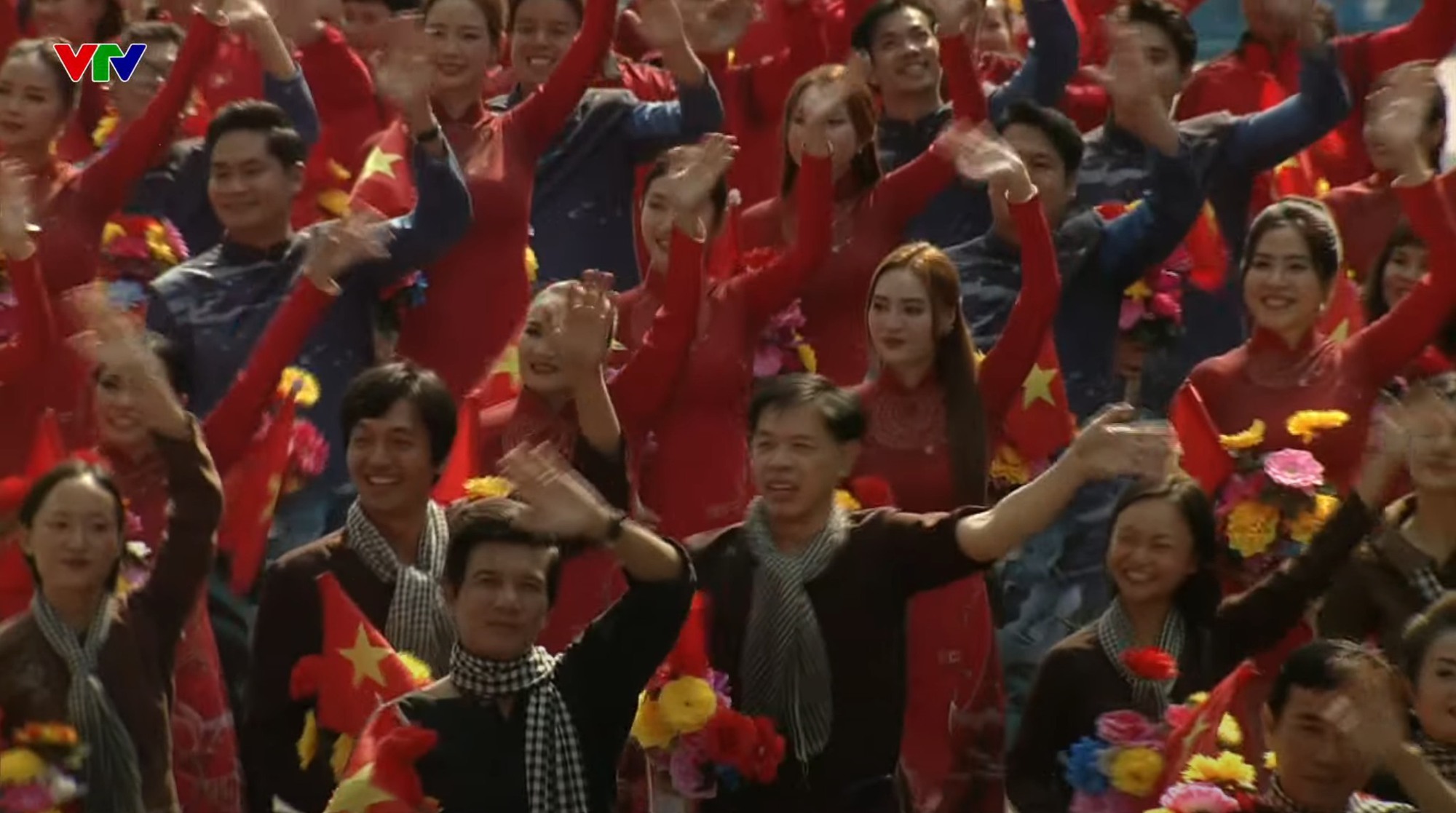 Đại lễ 30/4: Lan Ngọc, Tiểu Vy và dàn sao Việt tự hào tham gia diễu hành, Hoà Minzy đưa con trai "cắm trại" ngay từ khuya- Ảnh 2. Đại lễ 30/4: Lan Ngọc, Tiểu Vy và dàn sao Việt tự hào tham gia diễu hành, Hoà Minzy đưa con trai "cắm trại" ngay từ khuya- Ảnh 2.
