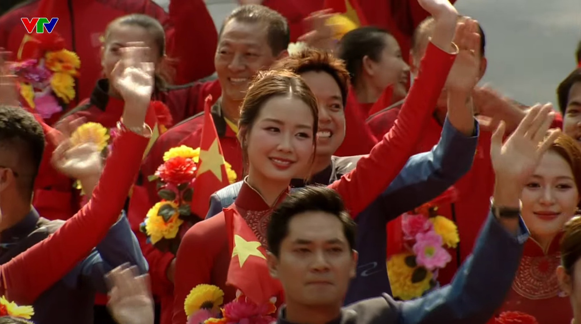 Đại lễ 30/4: Lan Ngọc, Tiểu Vy và dàn sao Việt tự hào tham gia diễu hành, Hoà Minzy đưa con trai "cắm trại" ngay từ khuya- Ảnh 6. Đại lễ 30/4: Lan Ngọc, Tiểu Vy và dàn sao Việt tự hào tham gia diễu hành, Hoà Minzy đưa con trai "cắm trại" ngay từ khuya- Ảnh 6.
