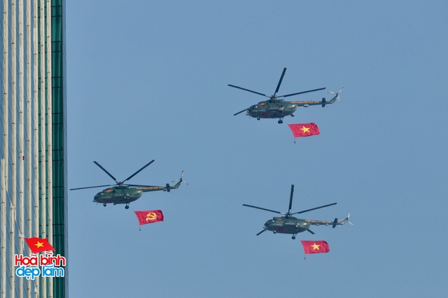Cận cảnh loạt trực thăng kéo cờ bay qua vùng trời Dinh Độc Lập, tiêm kích Su-30KM2 thả bẫy nhiệt cực mãn nhãn- Ảnh 2. Cận cảnh loạt trực thăng kéo cờ bay qua vùng trời Dinh Độc Lập, tiêm kích Su-30KM2 thả bẫy nhiệt cực mãn nhãn- Ảnh 2.