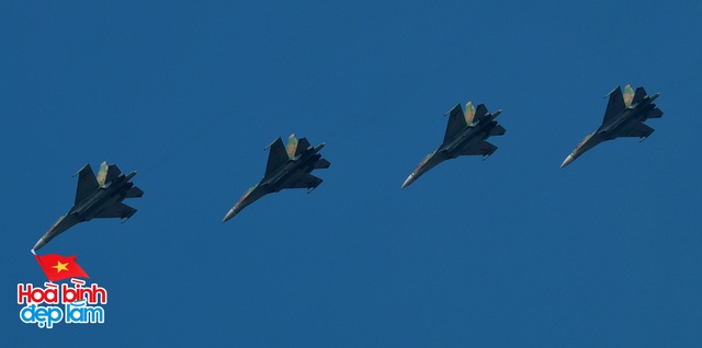 Cận cảnh loạt trực thăng kéo cờ bay qua vùng trời Dinh Độc Lập, tiêm kích Su-30KM2 thả bẫy nhiệt cực mãn nhãn- Ảnh 11. Cận cảnh loạt trực thăng kéo cờ bay qua vùng trời Dinh Độc Lập, tiêm kích Su-30KM2 thả bẫy nhiệt cực mãn nhãn- Ảnh 11.
