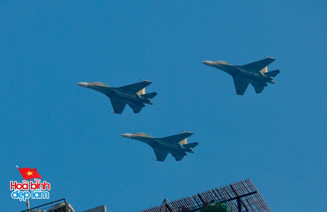 Cận cảnh loạt trực thăng kéo cờ bay qua vùng trời Dinh Độc Lập, tiêm kích Su-30KM2 thả bẫy nhiệt cực mãn nhãn- Ảnh 9. Cận cảnh loạt trực thăng kéo cờ bay qua vùng trời Dinh Độc Lập, tiêm kích Su-30KM2 thả bẫy nhiệt cực mãn nhãn- Ảnh 9.