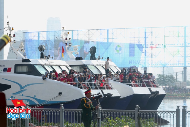Cận cảnh loạt trực thăng kéo cờ bay qua vùng trời Dinh Độc Lập, tiêm kích Su-30KM2 thả bẫy nhiệt cực mãn nhãn- Ảnh 20. Cận cảnh loạt trực thăng kéo cờ bay qua vùng trời Dinh Độc Lập, tiêm kích Su-30KM2 thả bẫy nhiệt cực mãn nhãn- Ảnh 20.