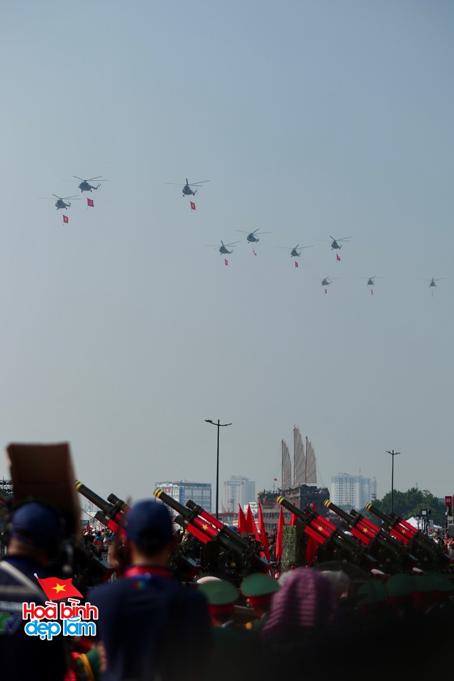 Cận cảnh loạt trực thăng kéo cờ bay qua vùng trời Dinh Độc Lập, tiêm kích Su-30KM2 thả bẫy nhiệt cực mãn nhãn- Ảnh 18. Cận cảnh loạt trực thăng kéo cờ bay qua vùng trời Dinh Độc Lập, tiêm kích Su-30KM2 thả bẫy nhiệt cực mãn nhãn- Ảnh 18.