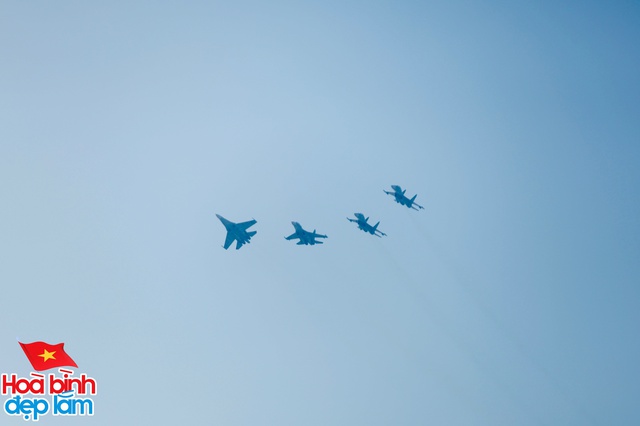 Cận cảnh loạt trực thăng kéo cờ bay qua vùng trời Dinh Độc Lập, tiêm kích Su-30KM2 thả bẫy nhiệt cực mãn nhãn- Ảnh 17. Cận cảnh loạt trực thăng kéo cờ bay qua vùng trời Dinh Độc Lập, tiêm kích Su-30KM2 thả bẫy nhiệt cực mãn nhãn- Ảnh 17.