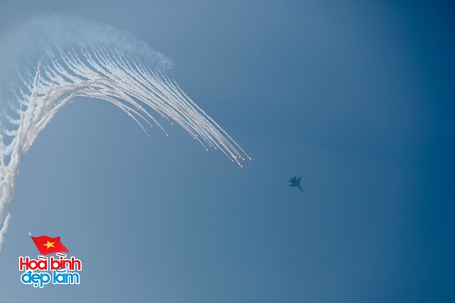 Cận cảnh loạt trực thăng kéo cờ bay qua vùng trời Dinh Độc Lập, tiêm kích Su-30KM2 thả bẫy nhiệt cực mãn nhãn- Ảnh 12. Cận cảnh loạt trực thăng kéo cờ bay qua vùng trời Dinh Độc Lập, tiêm kích Su-30KM2 thả bẫy nhiệt cực mãn nhãn- Ảnh 12.