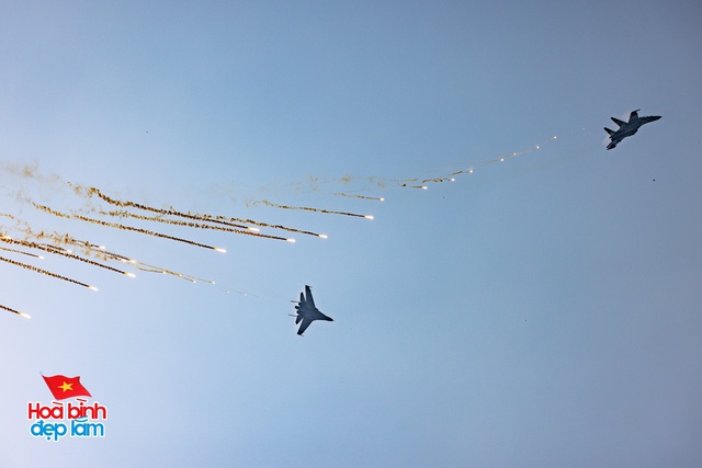 Cận cảnh loạt trực thăng kéo cờ bay qua vùng trời Dinh Độc Lập, tiêm kích Su-30KM2 thả bẫy nhiệt cực mãn nhãn- Ảnh 13. Cận cảnh loạt trực thăng kéo cờ bay qua vùng trời Dinh Độc Lập, tiêm kích Su-30KM2 thả bẫy nhiệt cực mãn nhãn- Ảnh 13.