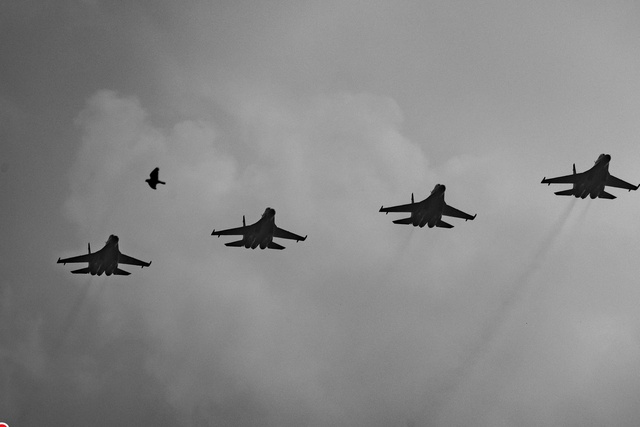 Cận cảnh loạt trực thăng kéo cờ bay qua vùng trời Dinh Độc Lập, tiêm kích Su-30KM2 thả bẫy nhiệt cực mãn nhãn- Ảnh 10. Cận cảnh loạt trực thăng kéo cờ bay qua vùng trời Dinh Độc Lập, tiêm kích Su-30KM2 thả bẫy nhiệt cực mãn nhãn- Ảnh 10.