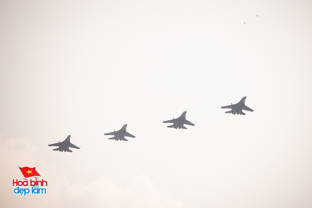 Cận cảnh loạt trực thăng kéo cờ bay qua vùng trời Dinh Độc Lập, tiêm kích Su-30KM2 thả bẫy nhiệt cực mãn nhãn- Ảnh 16. Cận cảnh loạt trực thăng kéo cờ bay qua vùng trời Dinh Độc Lập, tiêm kích Su-30KM2 thả bẫy nhiệt cực mãn nhãn- Ảnh 16.