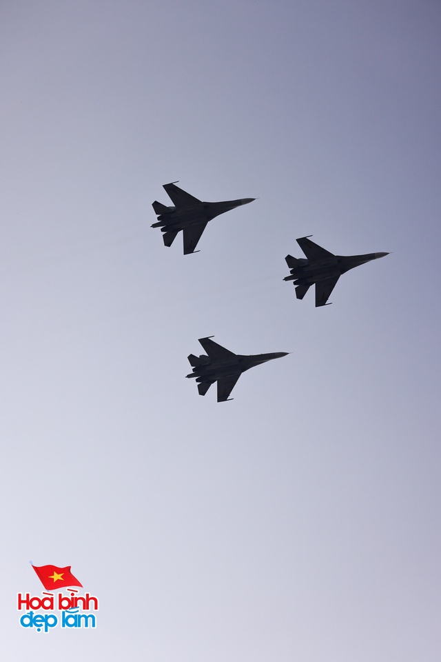 Cận cảnh loạt trực thăng kéo cờ bay qua vùng trời Dinh Độc Lập, tiêm kích Su-30KM2 thả bẫy nhiệt cực mãn nhãn- Ảnh 15. Cận cảnh loạt trực thăng kéo cờ bay qua vùng trời Dinh Độc Lập, tiêm kích Su-30KM2 thả bẫy nhiệt cực mãn nhãn- Ảnh 15.