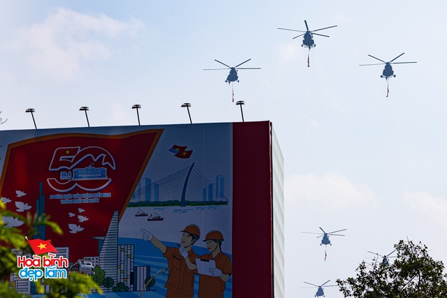 Cận cảnh loạt trực thăng kéo cờ bay qua vùng trời Dinh Độc Lập, tiêm kích Su-30KM2 thả bẫy nhiệt cực mãn nhãn- Ảnh 4. Cận cảnh loạt trực thăng kéo cờ bay qua vùng trời Dinh Độc Lập, tiêm kích Su-30KM2 thả bẫy nhiệt cực mãn nhãn- Ảnh 4.