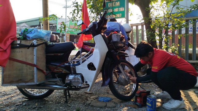 Gặp cụ Trần Văn Thanh đi xe máy 1.300km: “Tôi chỉ là người dân bình thường, với quyết tâm vào xem đại lễ”- Ảnh 6.