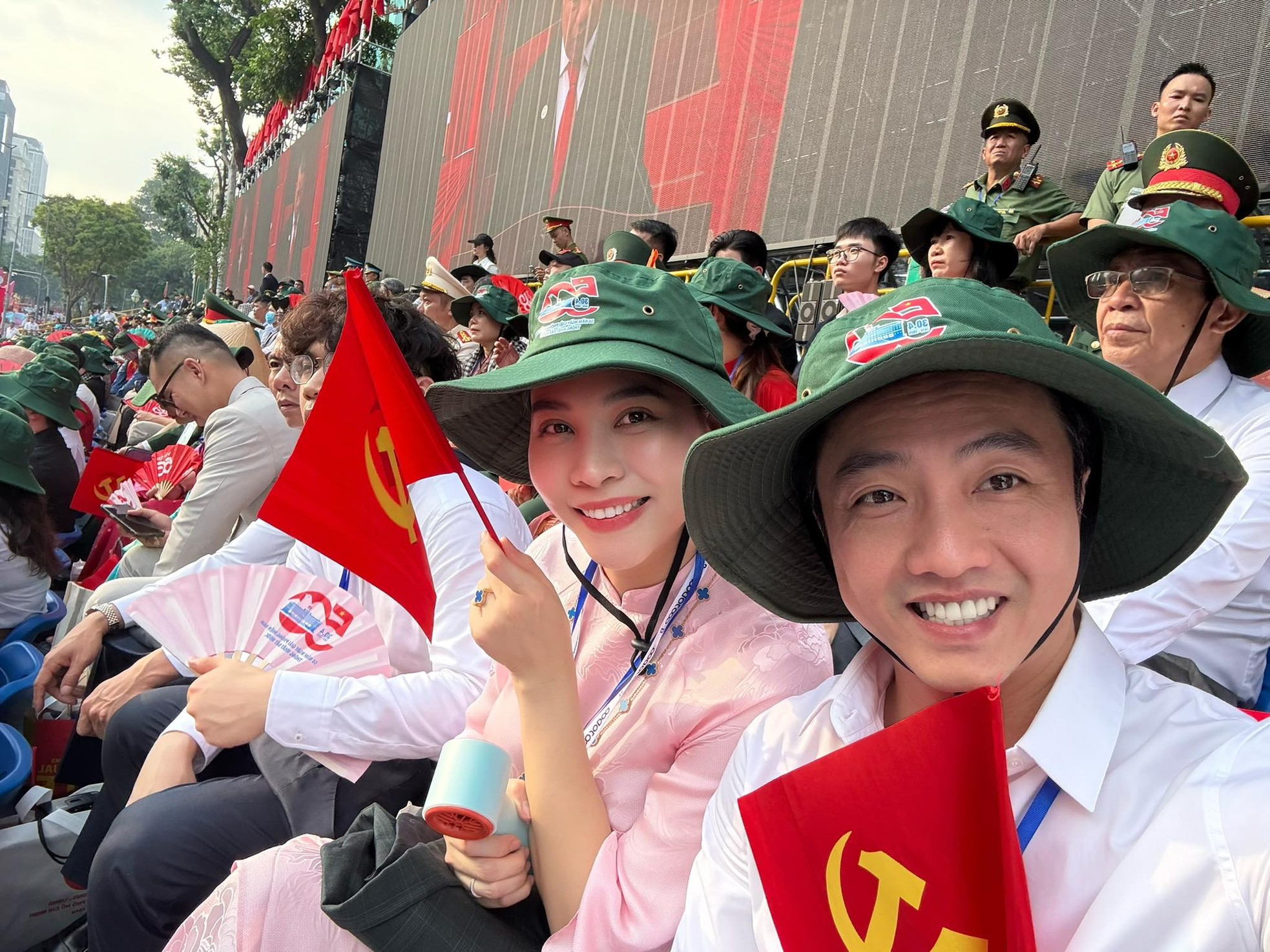 Nghệ sĩ xuống đường mừng đại lễ 30/4- Ảnh 6. Nghệ sĩ xuống đường mừng đại lễ 30/4- Ảnh 6.