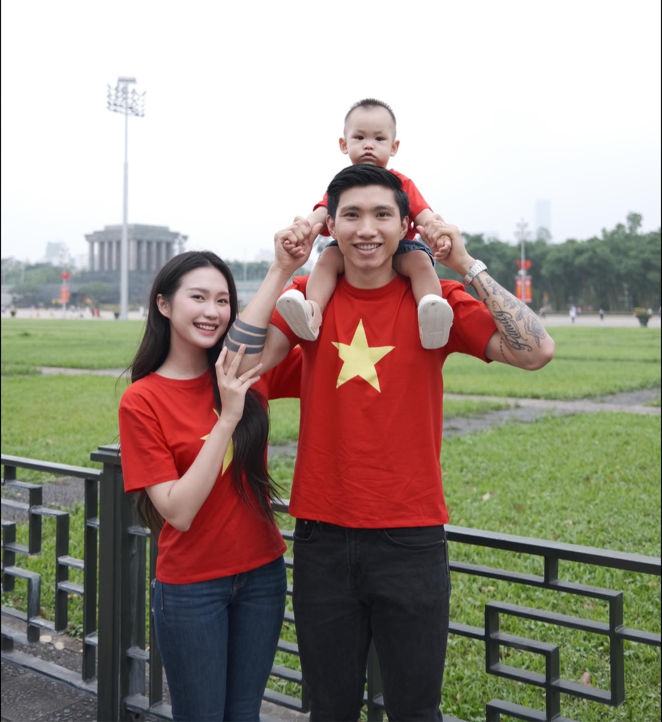 Nghệ sĩ xuống đường mừng đại lễ 30/4- Ảnh 7. Nghệ sĩ xuống đường mừng đại lễ 30/4- Ảnh 7.