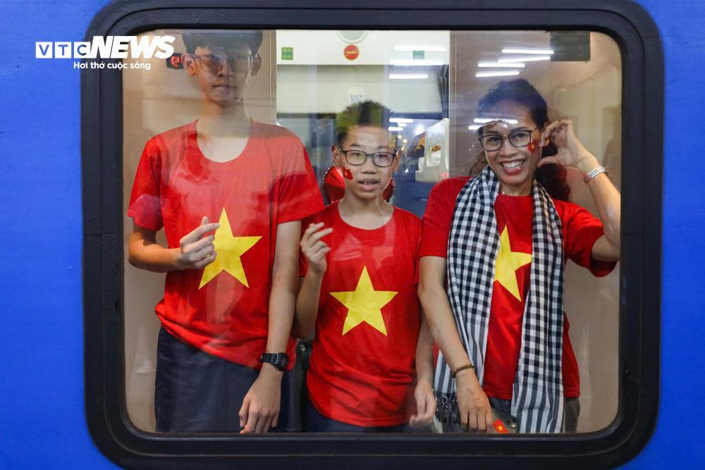 Ga Hà Nội rực sắc đỏ, đoàn tàu Thống Nhất khởi hành trong niềm tự hào dân tộc- Ảnh 11.