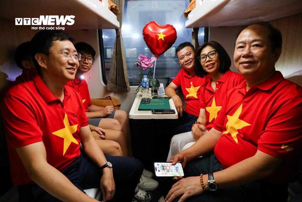 Ga Hà Nội rực sắc đỏ, đoàn tàu Thống Nhất khởi hành trong niềm tự hào dân tộc- Ảnh 10.